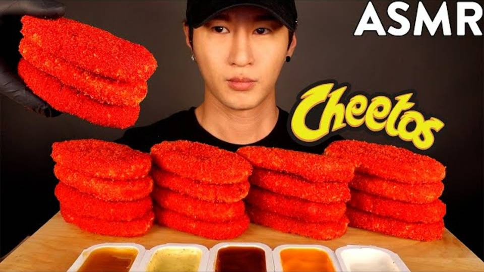 ГОТОВЛЮ И КУШАЮ СЫРНЫЕ ОЛАДЬИ В ПАНИРОВКЕ ИЗ ОСТРОГО ЧИТОСА #asmr #асмр #cheetos #читос