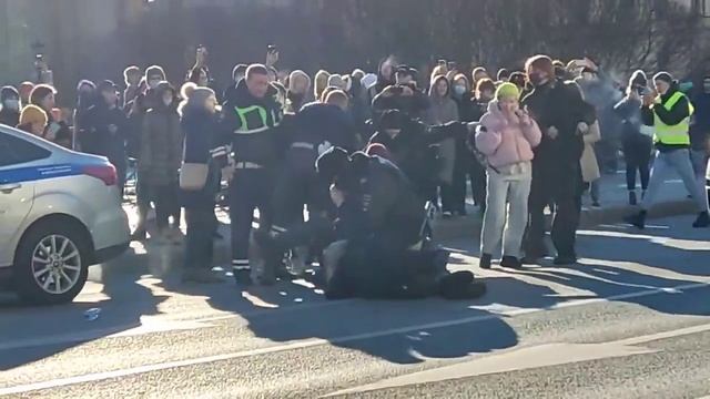 Полиция в Петербурге избивает женщин прямо на проезжей части. смотреть онлайн