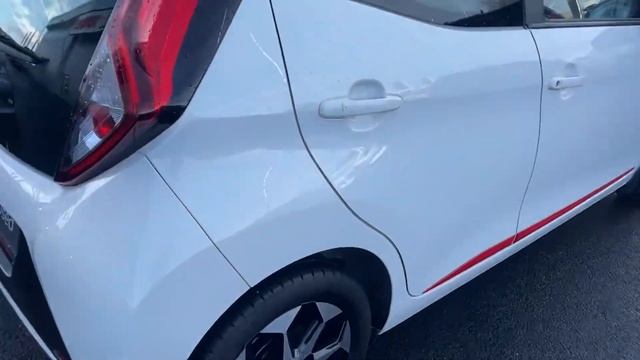 211 Toyota Aygo 1.0 X-Play with Red Pack смотреть онлайн
