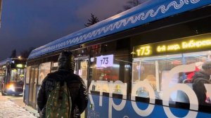 Электробус ЛиАЗ-6274 следует по маршруту т73 ”ВДНХ(Главный Вход) - 6-ой Микрорайон Бибирева”