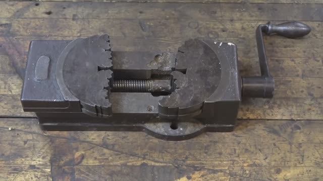 Редкие Антикварные Фрактальные Тиски смотреть онлайн