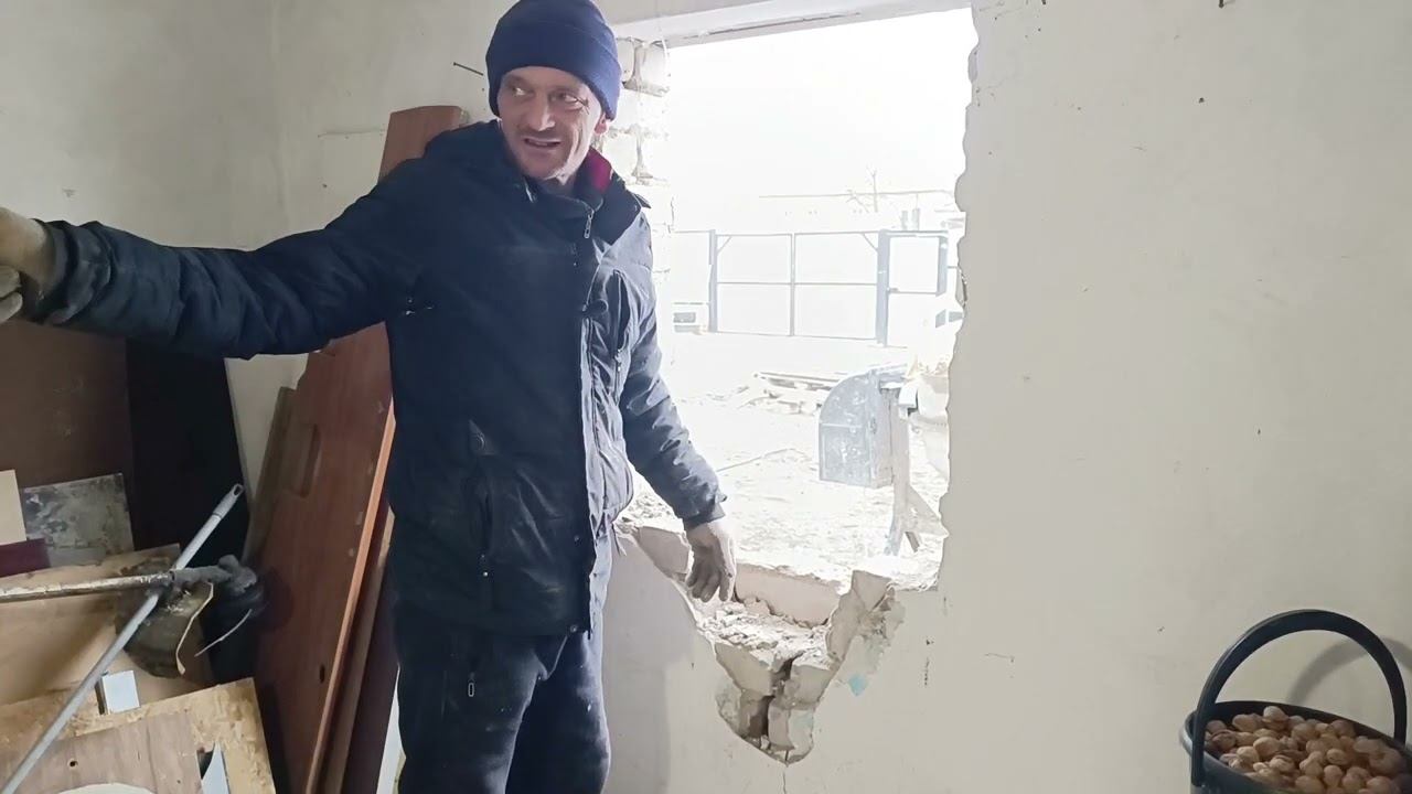 Сделали и затопили печь в летней кухне. Выбили часть стены,установили новую дверь. Залезли на чердак смотреть онлайн