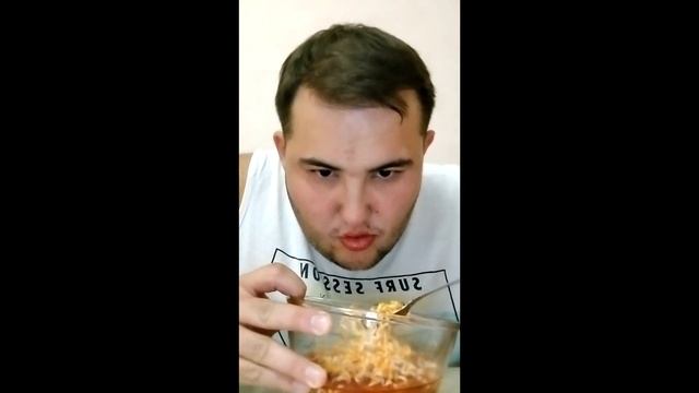 Пробую острую корейскую лапшу смотреть онлайн