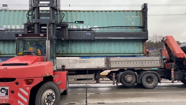 Загрузка морского контейнера ричстакером (погрузчик для контейнера) смотреть онлайн