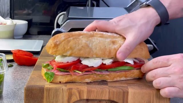 Готовим Большой Сэндвич на гриле на всю семью. быстрый рецепт горячего бутерброда смотреть онлайн