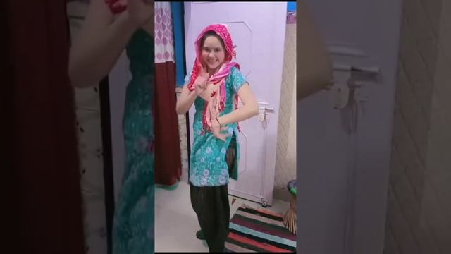 Young Romantic Girl Hot Dance At Home смотреть онлайн