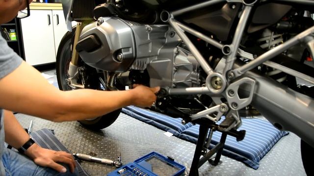 Fitting SW Motech Cylinder Protection Bars to the 2014 BMW R1200 GS смотреть онлайн