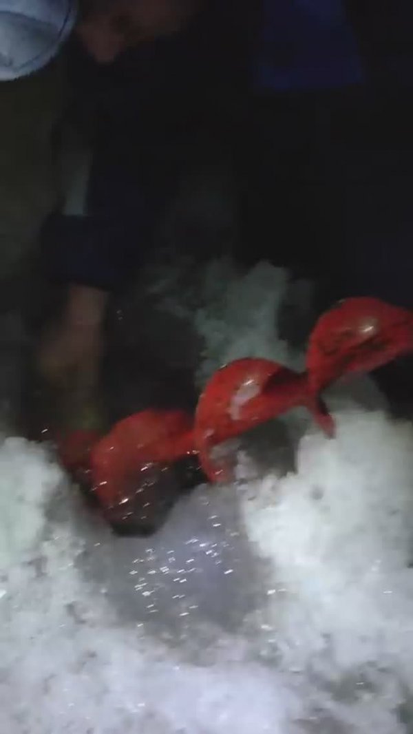 Неудачная попытка извлечения огромного леща из лунки 15.02.2014