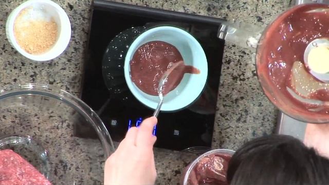 Julie and Polly Make Liver Burgers! смотреть онлайн