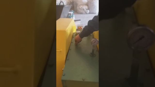 Давление манометра в брикетировщике.