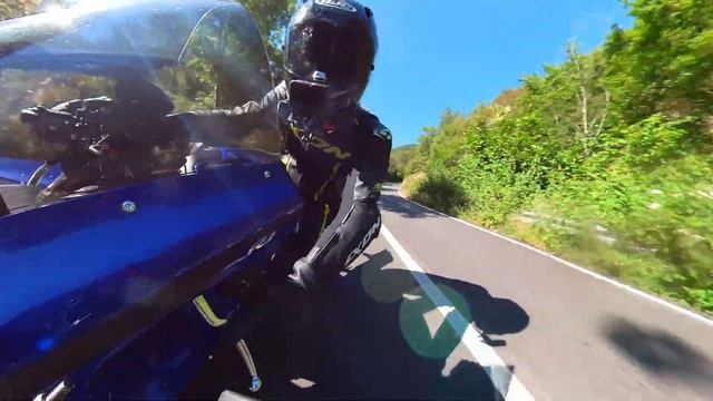 Yamaha YZF R1 2023 IMPRESSIONANTE contro KTM superduke 1290r смотреть онлайн