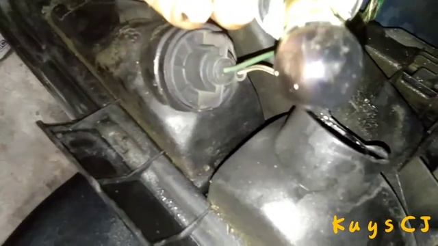 Toyota Corolla Replacement of Busted reverse Light смотреть онлайн