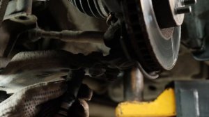 Замена передних рычагов и стоек стабилизатора на Toyota RAV-4