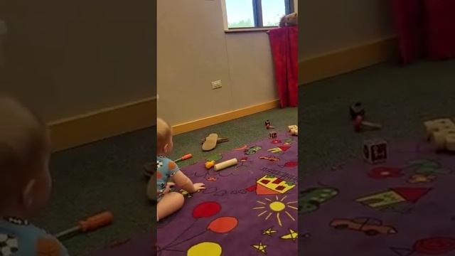 Америка.Маленькая девочка 6 лет развлекает малышей. смотреть онлайн