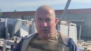 как сделать цоколь вокруг дома,
отделка цоколя каркасного дома,
цоколь для дома на сваях,