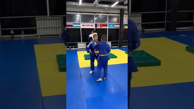 Judo Koshi Guruma (бросок через спину с захватом шеи) ORTUS.KZ смотреть онлайн