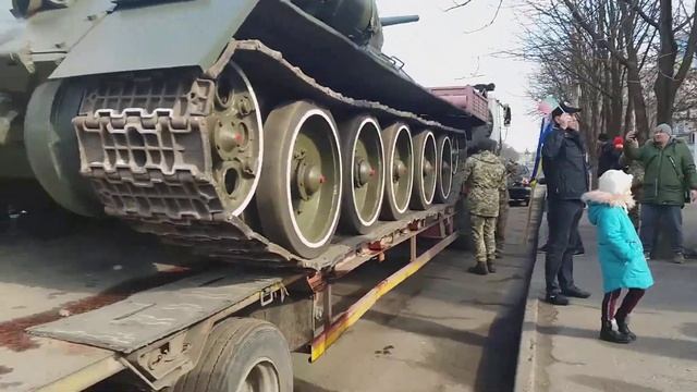 Танк Т-34 и дети рядом с ним . смотреть онлайн