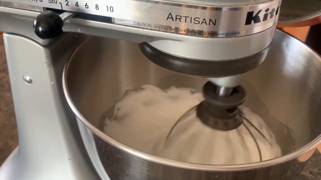 ITALIAN MERINGUE BUTTERCREAM | It's so PERFECT and SHINY!! (Part 1) смотреть онлайн