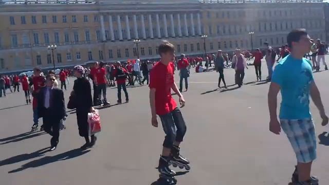 Роллерпробег 2012 на Дворцовой площади общим планом.mp4 смотреть онлайн