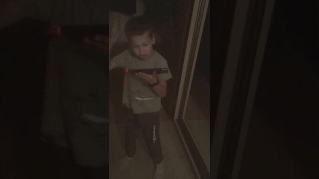 Мой сын пытается петь🎤 🎼валим на гелике 😎 смотреть онлайн