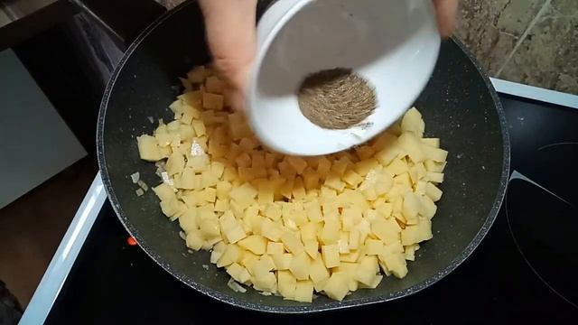 СОЧНЫЙ ПИРОГ С МЯСОМ И КАРТОФЕЛЕМ. СЫТНЫЙ И ОЧЕНЬ ВКУСНЫЙ.