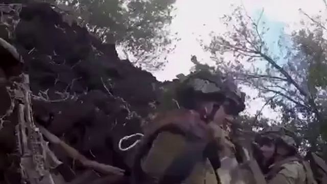 Боец ССО "Азов" ловит маслину от союзных сил во время огневого контакта. смотреть онлайн