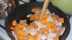 Курица,тушёная в кисло-сладком соусе с болгарским перцем и морковью!!! Отличный обед для всей семьи