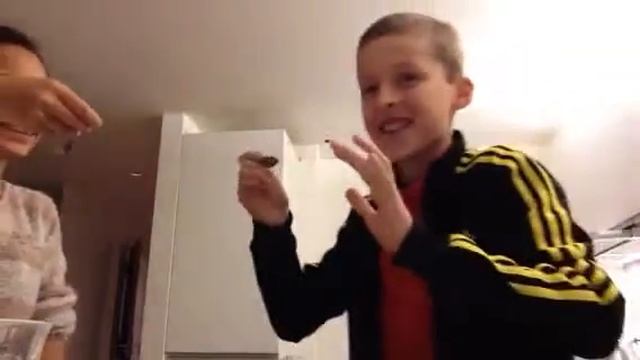 Miar & Max Cinnamon Challenge смотреть онлайн