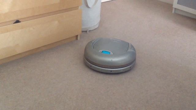 Electrolux Trilobite 2.0 (ZA2) robot vacuum cleaner - end of cleaning cycle and return to base смотреть онлайн