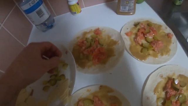 Шаверма с лососьем дома на кухне смотреть онлайн