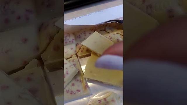 Шоколад Panda белый с малиновой крошкой смотреть онлайн