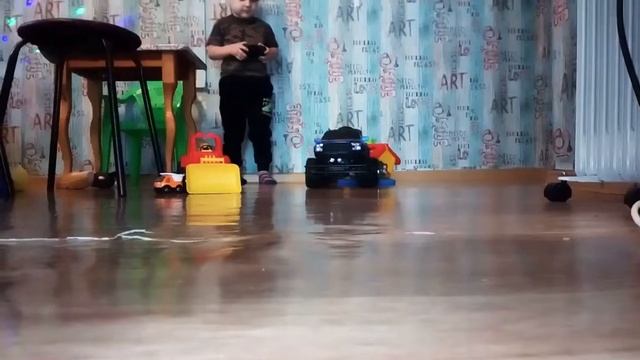 Маленький блогер Вовочка,показывает свои игрушки смотреть онлайн