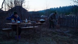 ЖИЗНЬ В УРАЛЬСКОЙ ГЛУБИНКЕ | РЫБАЛКА | УБОРКА И СУП С КРАПИВОЙ НА КОСТРЕ