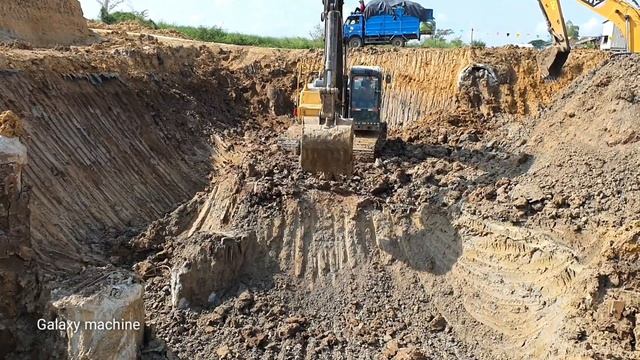 Excellent Techniques operator excavator SV215C VS Volvo EC210DL digging mud for Build Road bridge, смотреть онлайн
