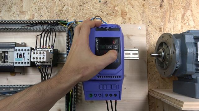 Invertek Optidrive E2/E3 local control, parameter set up, commissioning and factory reset. (English смотреть онлайн