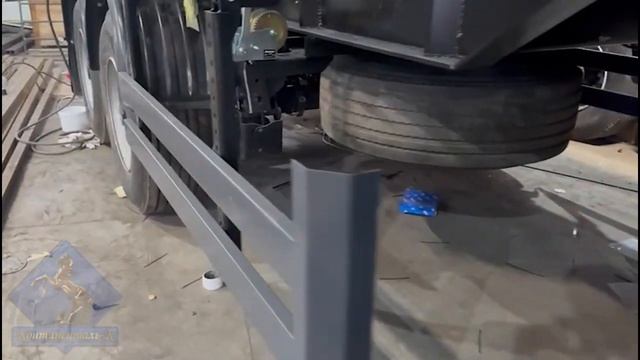 Изготовили два трехосных самосвальных прицепа... смотреть онлайн