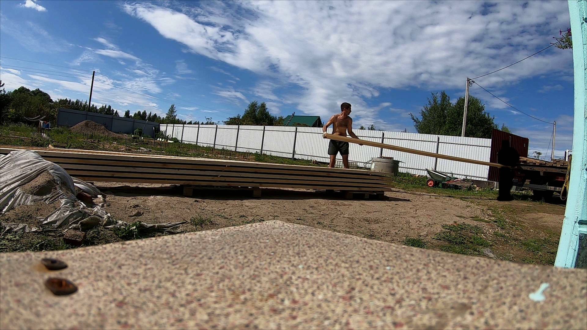 Нас чуть не кинули на пиломатериал смотреть онлайн