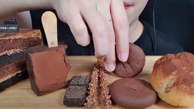 ASMR CHOCOLATE DESSERT, ICE CREAM, CAKE, BROWNIE, 초콜릿 아이스크림, 리얼브라우니, 초코슈 먹방 EATING SOUNDS MUKBANG смотреть онлайн