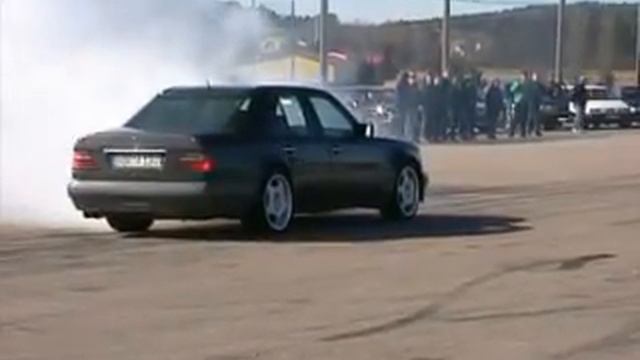 Mercedes 500E vs Volvo 242 смотреть онлайн