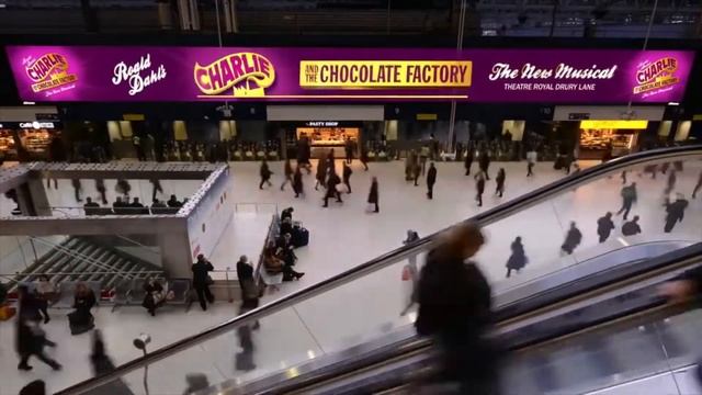 Гигантский светодиодный, рекламный LED экран AOTO, Waterloo station, Лондон смотреть онлайн