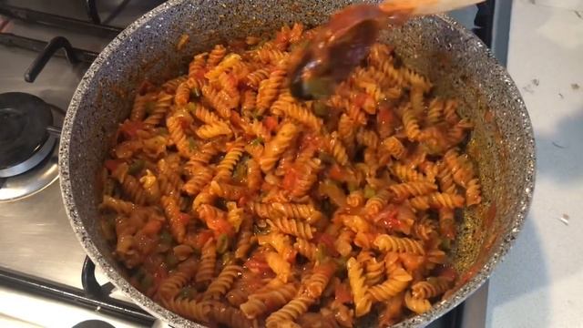 MAKARNAYI HAŞLAMAK YOK! BU LEZZETE BAYILACAKSINIZ!(Domates Soslu Makarna Tarifi) (Makarna Tarifleri