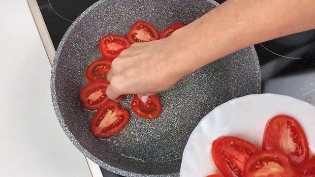 There is nothing better than tomato and eggs! A simple and delicious omelet for you! смотреть онлайн