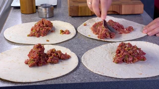 Ленивые чебуреки за 5 минут! С кавказским акцентом. Быстрый рецепт смотреть онлайн