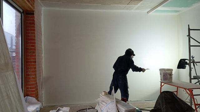 Механизированная шпаклёвка стен с помощью аппарата для нанесения шпаклёвки. смотреть онлайн