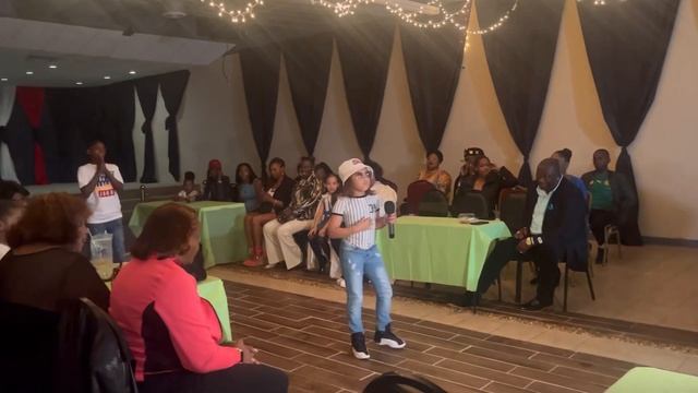 COOL LITTLE DUDE performs on stage with his siblings at a FASHION SHOW!! 🔥🔥🎤🎶 Dee gets litty!! смотреть онлайн