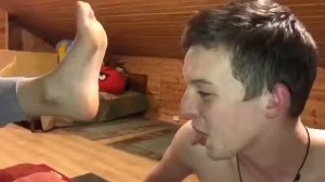 Эксперименты над собой:лизнуть пятку!