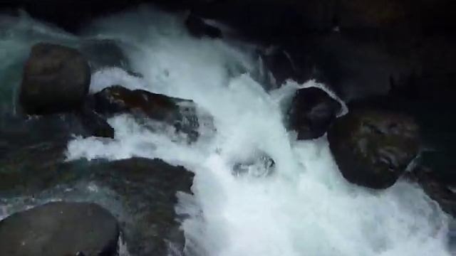 правый берег р. Аалдзга в 5 км от гор.Ткуарчал Абхазия!Проехали 240 км,чтобы 6 мин.в ванне полежать смотреть онлайн