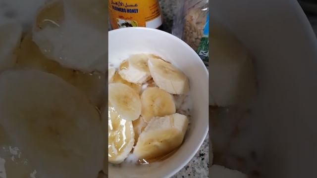YOGURT WITH GRANULA AND BANANA смотреть онлайн