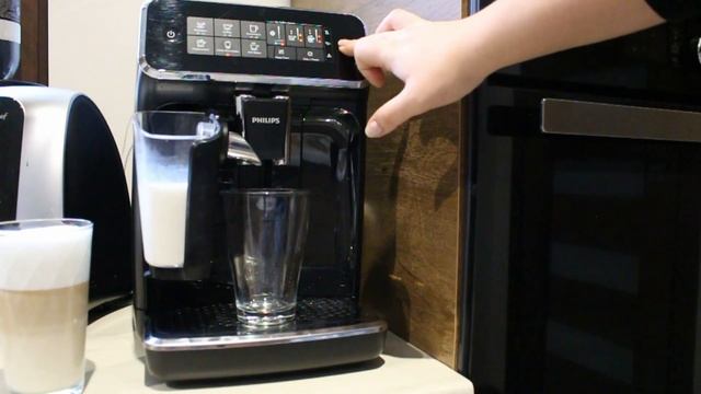 Jak zrobić samo spienione mleko w ekspresie Philips LatteGo 3200 смотреть онлайн