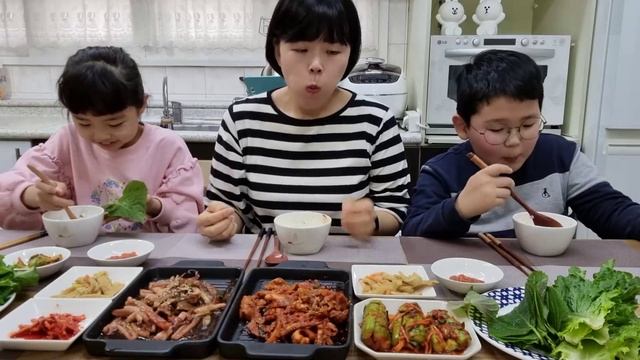 [집밥먹방] 💕매콤한 오삼불고기에 아삭한 오이김치까지 이게 행복이구나!! 가족먹방 MUKBANG Squid & Pork Belly Bulgogi Korean Food смотреть онлайн